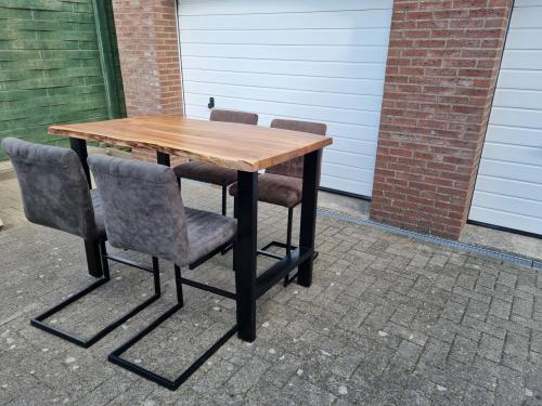 Te koop tafel met stoelen