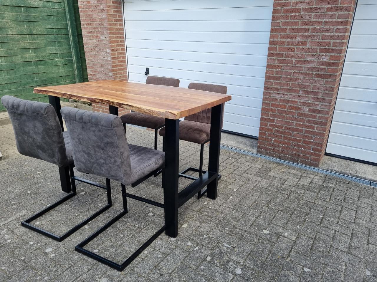 Te koop tafel met stoelen
