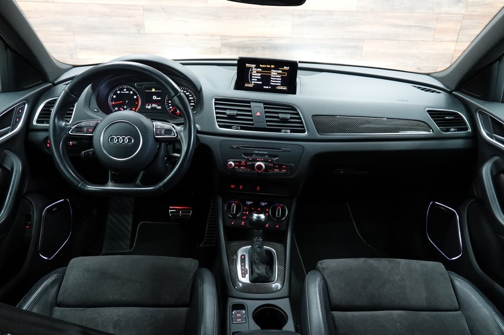 Audi Q3 s-line | drive select | bose | pdc |