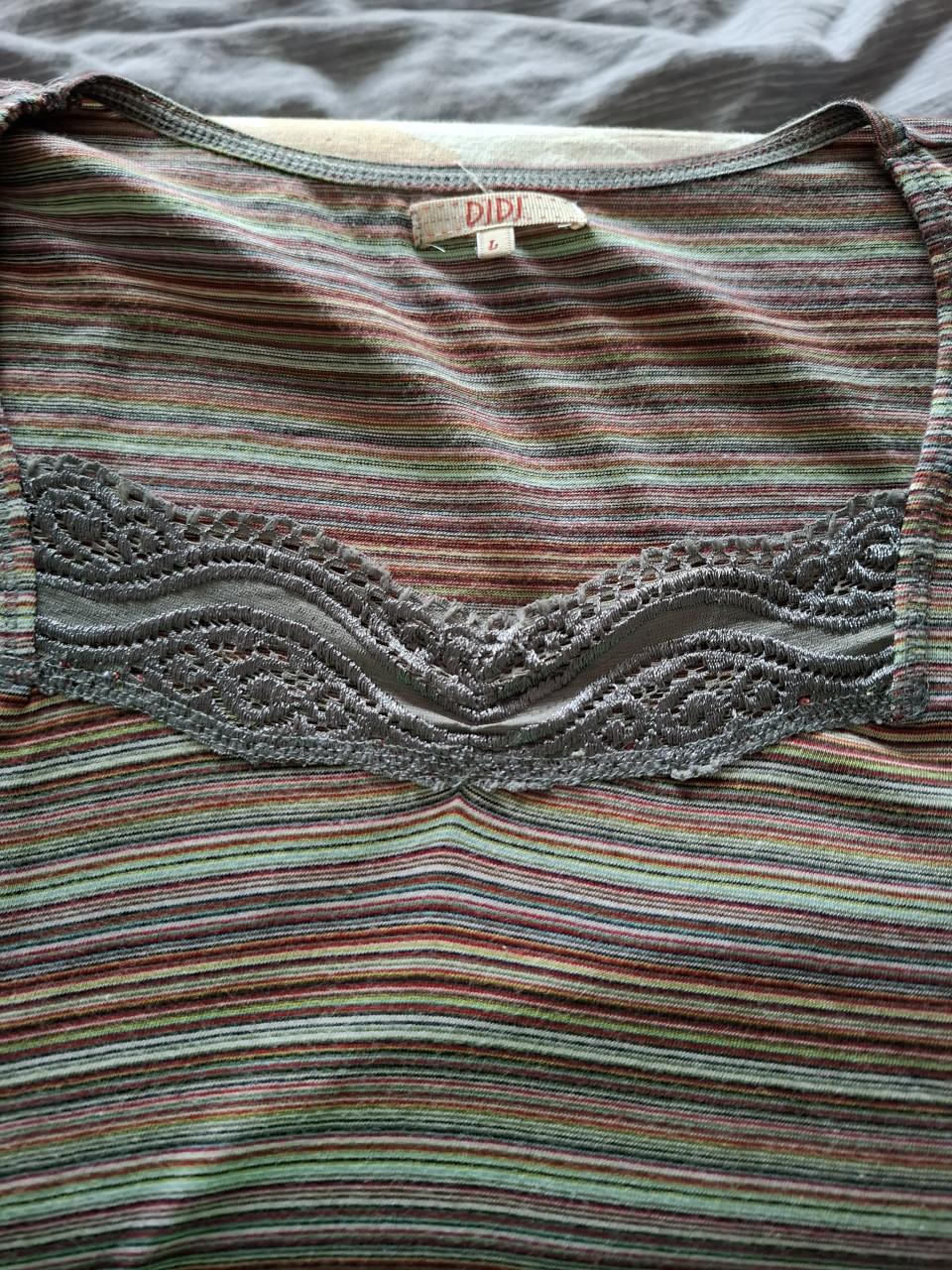 Didi gestreept shirt met grijs kantdetail langs de halslijn. L