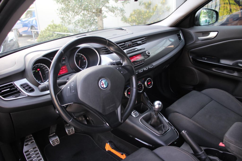 Alfa Romeo Giulietta 1.4 t distinctive - airco - cruise control -dealer oh!
