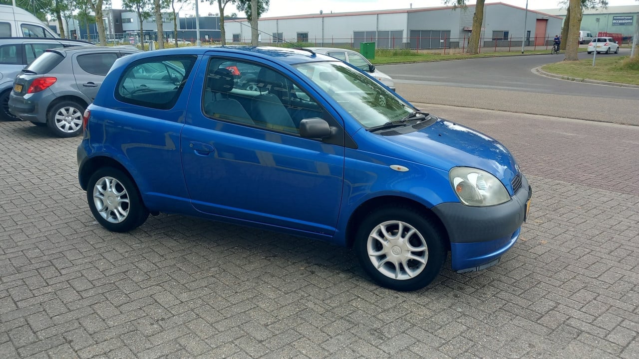 Toyota YARIS 1.0 VVT-I 3drs bj:2002 lm-velgen 143.000km