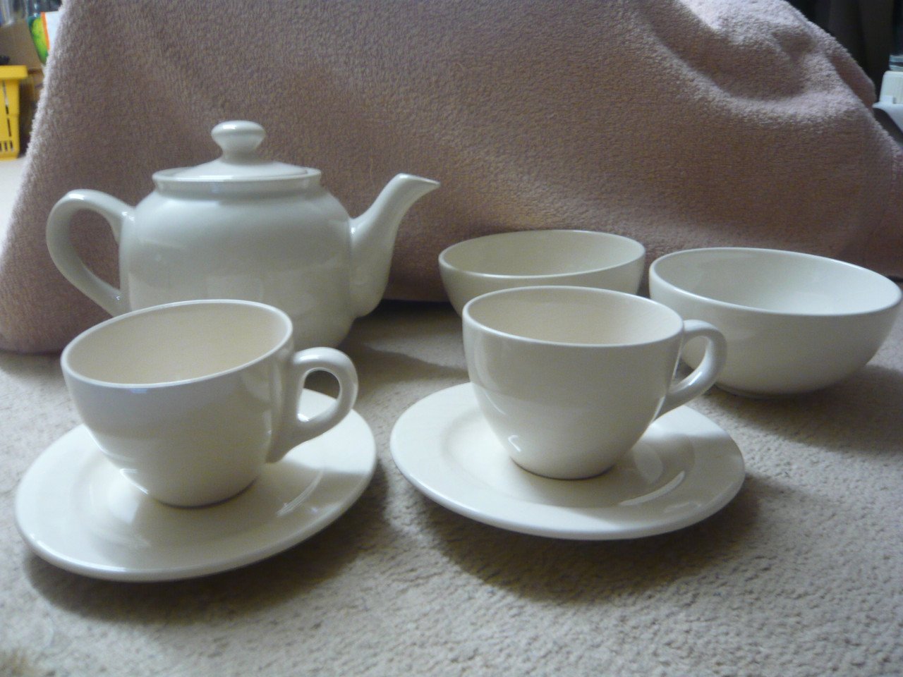 Doos servies, kop en schotels crème.
