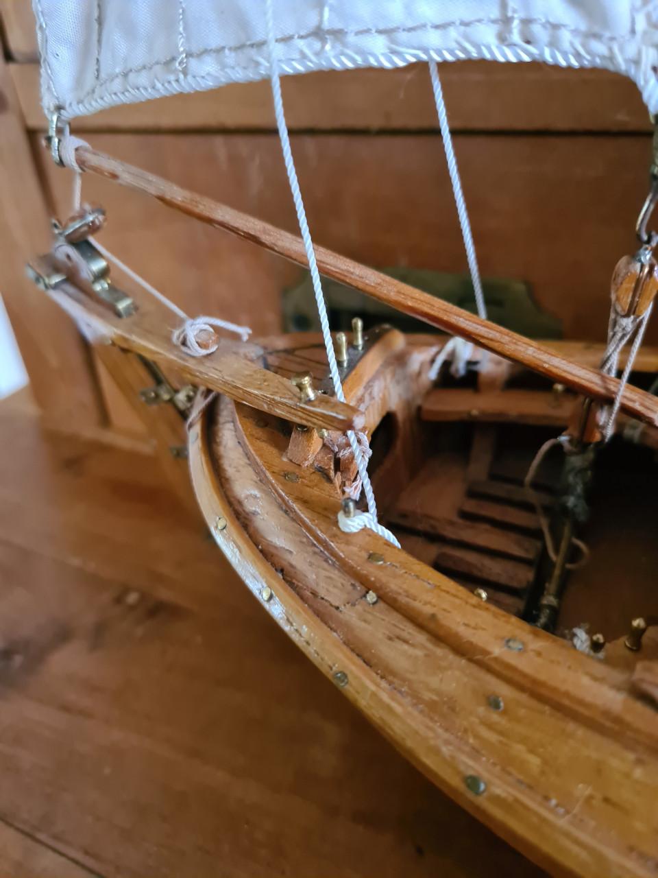 Dit is een houten model van een Nederlandse botter