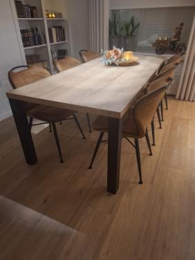 Prachtige eetkamertafel en 6 stoelen