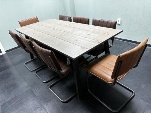 Nieuwe tafel met 8 stoelen 90x200