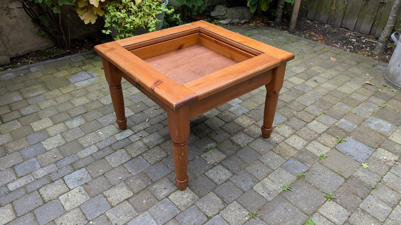 Tafeltje grenen met lade
