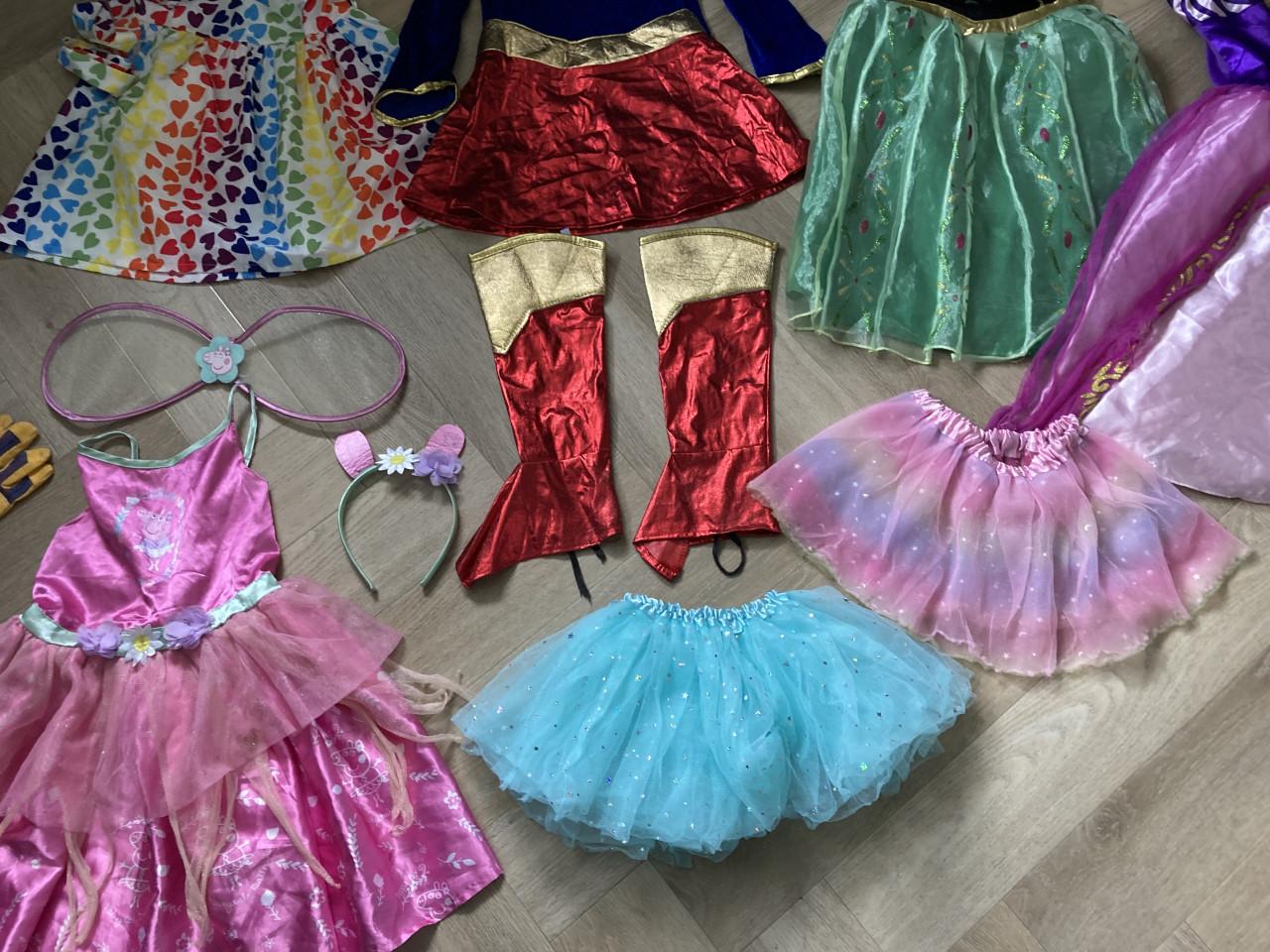 Partij verkleed kleren jurkjes en pakjes