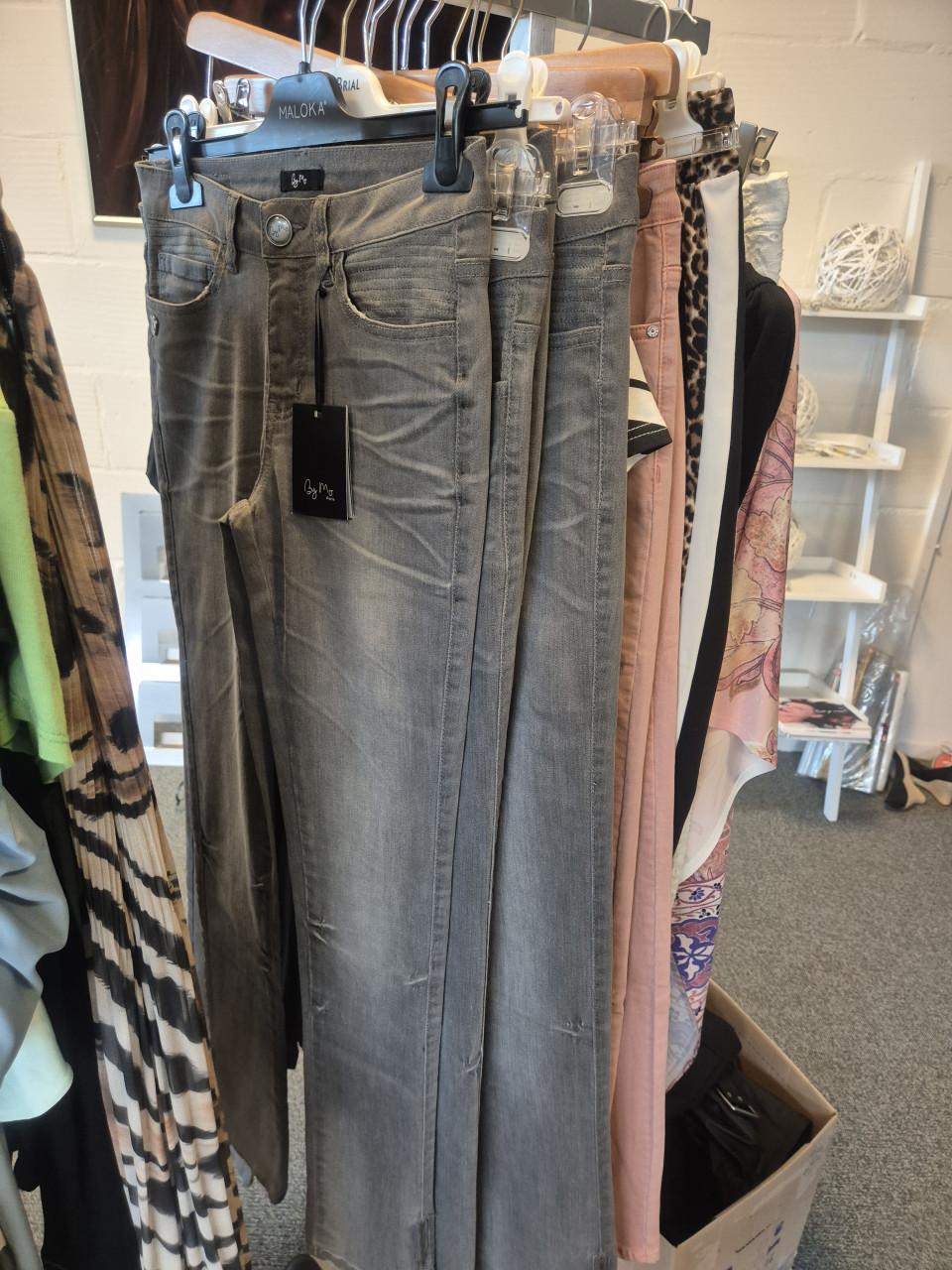 Partij nieuwe dameskleding