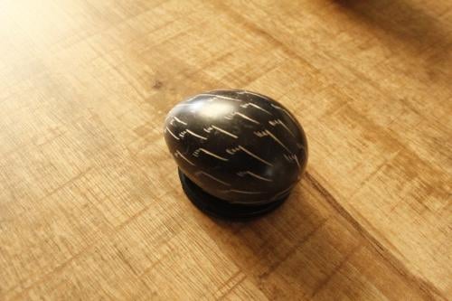 Zwart bewerkt stenen ei