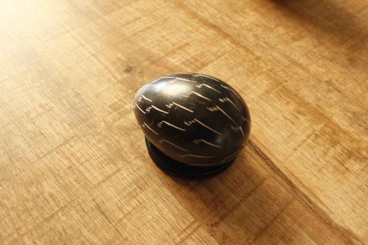 Zwart bewerkt stenen ei