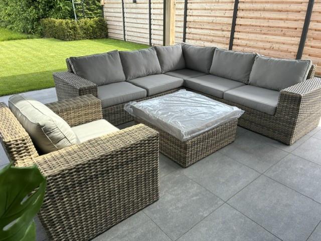 Wicker hoek lounge set met losse fauteuil en hocker