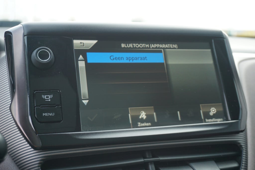 Peugeot 2008 1.6 vti féline airco / navi / cruise / pano / leder / parkeers
