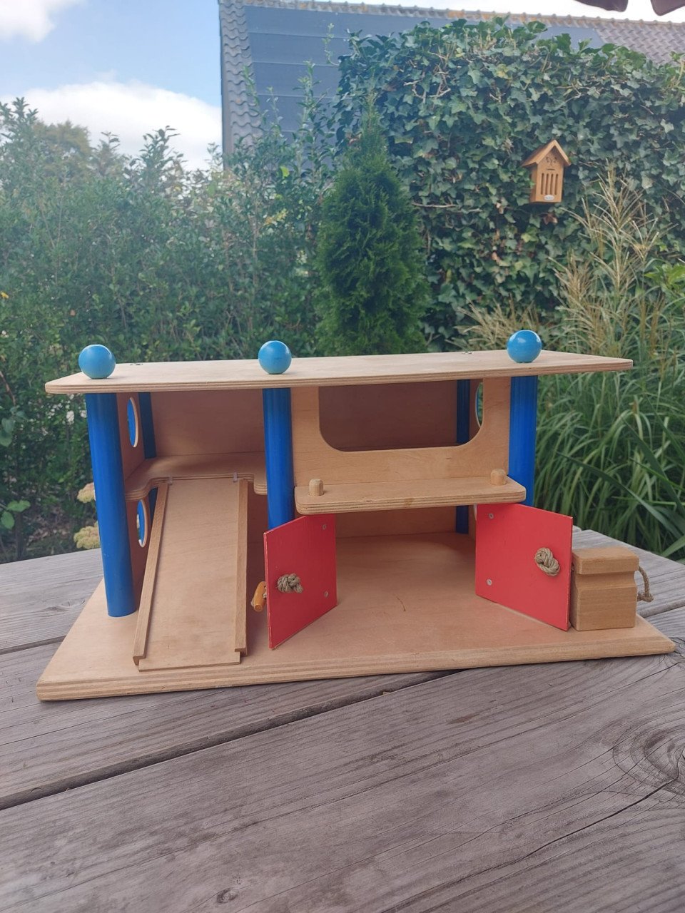 Mooie, delijke vintage houten garage met 2 verdiepingen