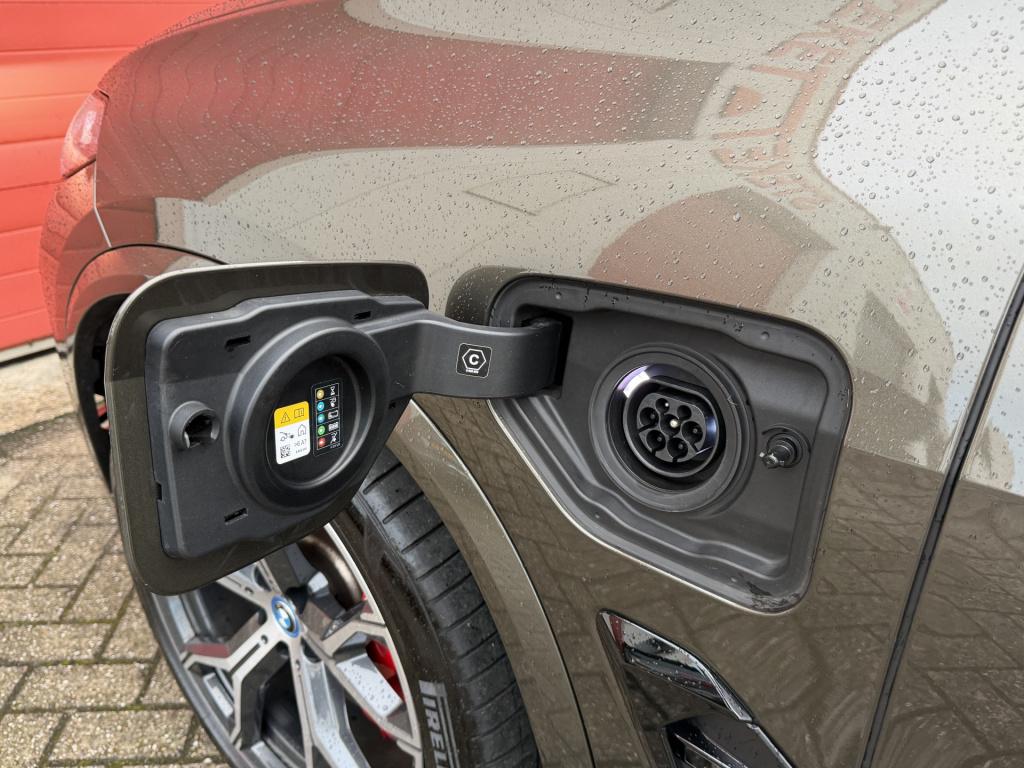 BMW X5 xdrive50e m-sport | pano | luchtvering | elek. trekhaak | rijklaar i
