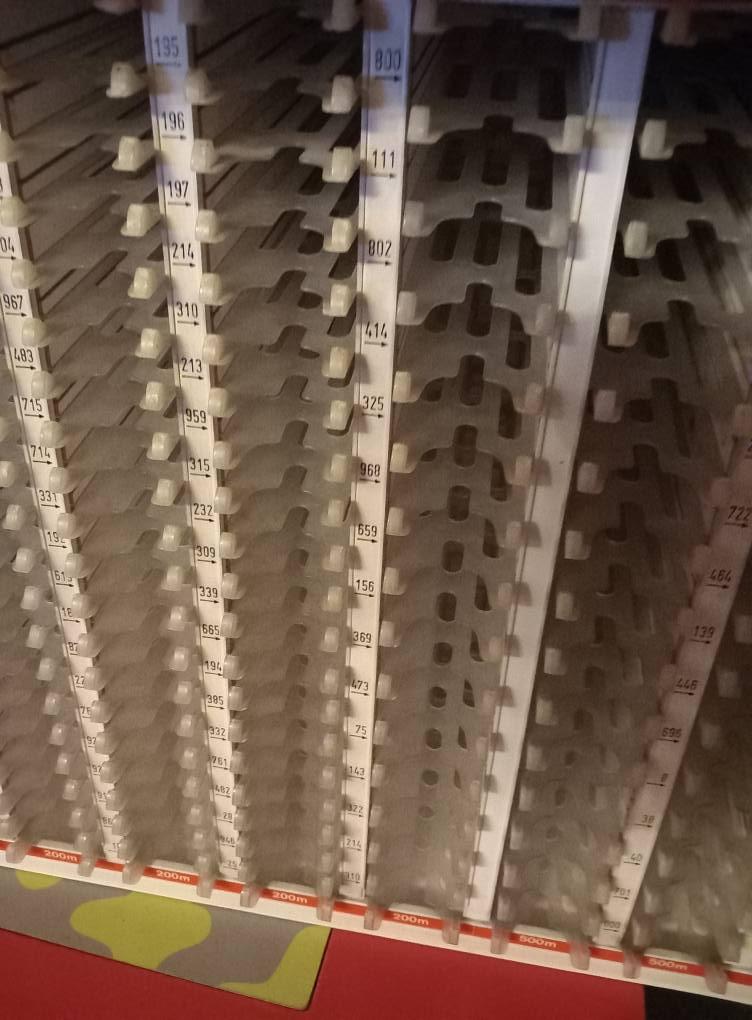 Naaigaren kast met 110 klossen naaigaren of een lege gutermann naaigaren