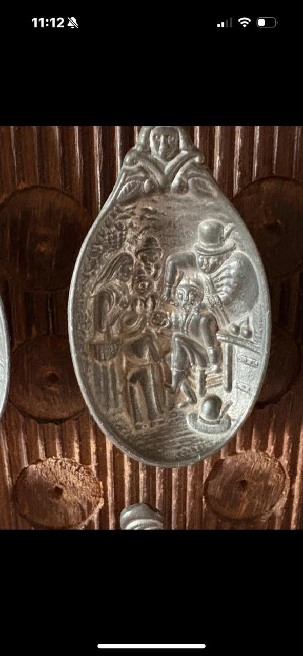 Set van 6 tinnen lepels op houten rek