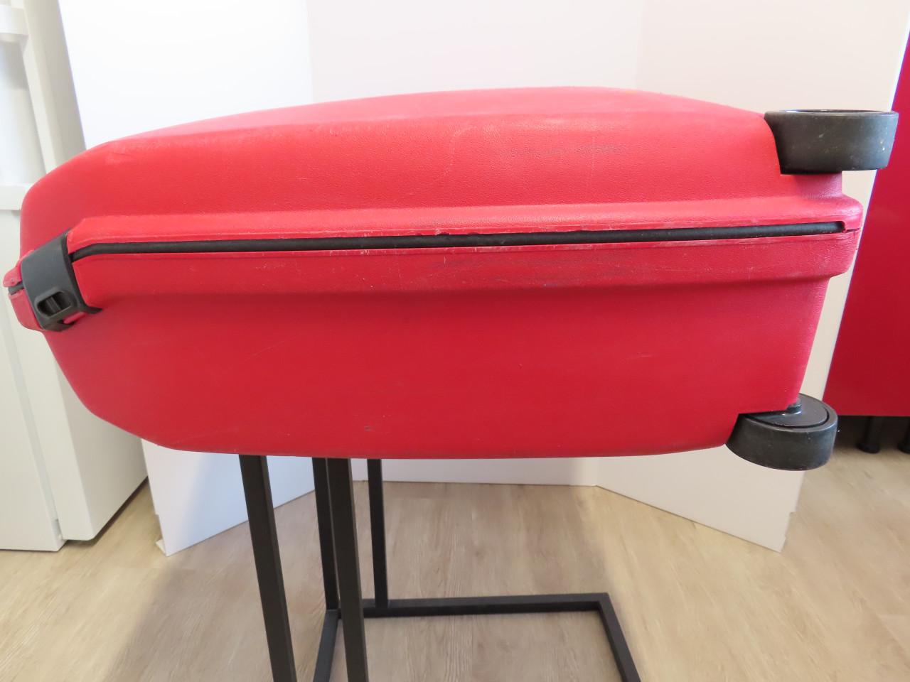 Samsonite koffer €.25,00 Kleur: Rood Lang 73 cm. Hoog: 60 cm Breed: 23 cm.