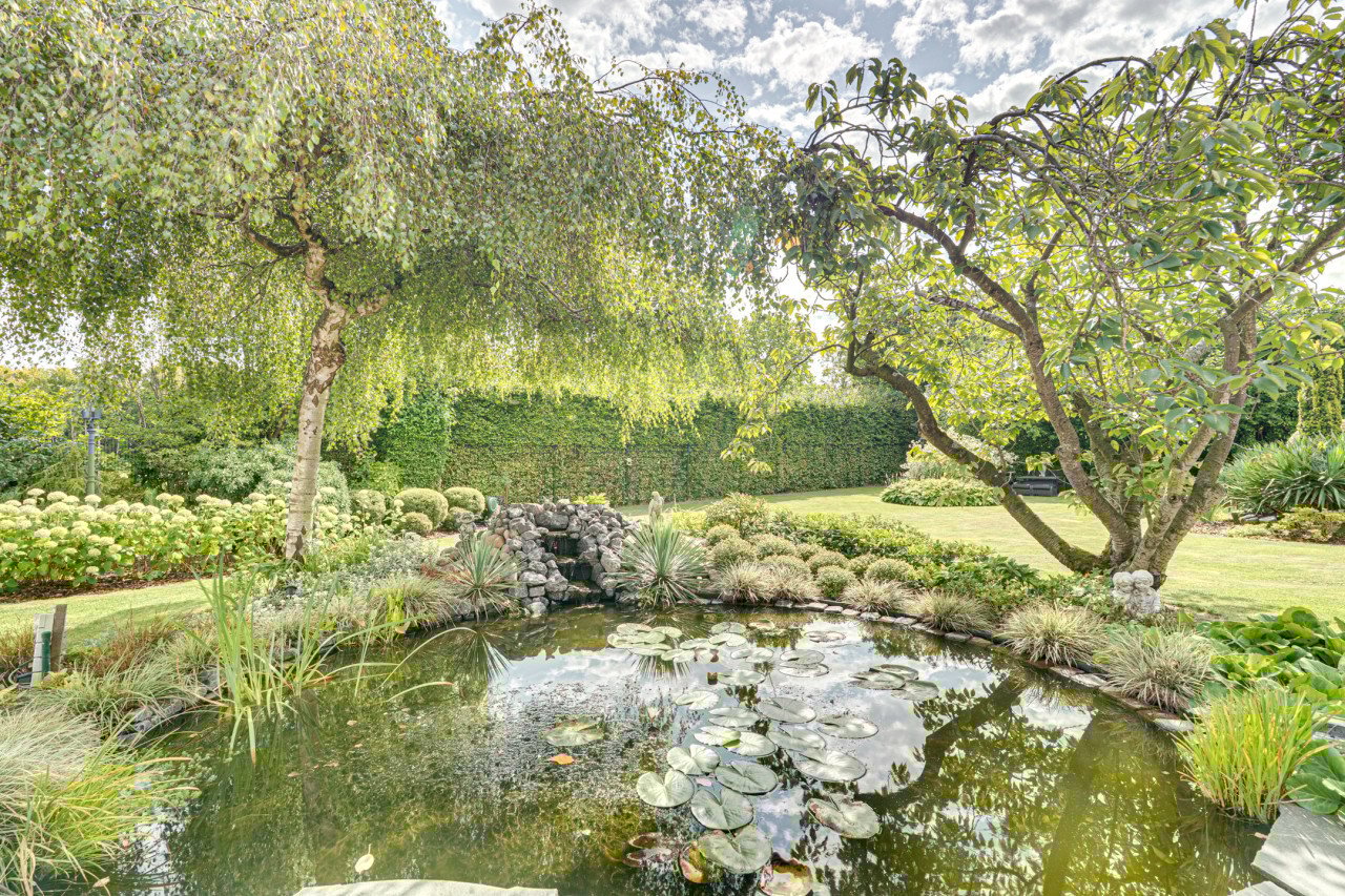 Rietgedekte villa met een overdekt zwembad.