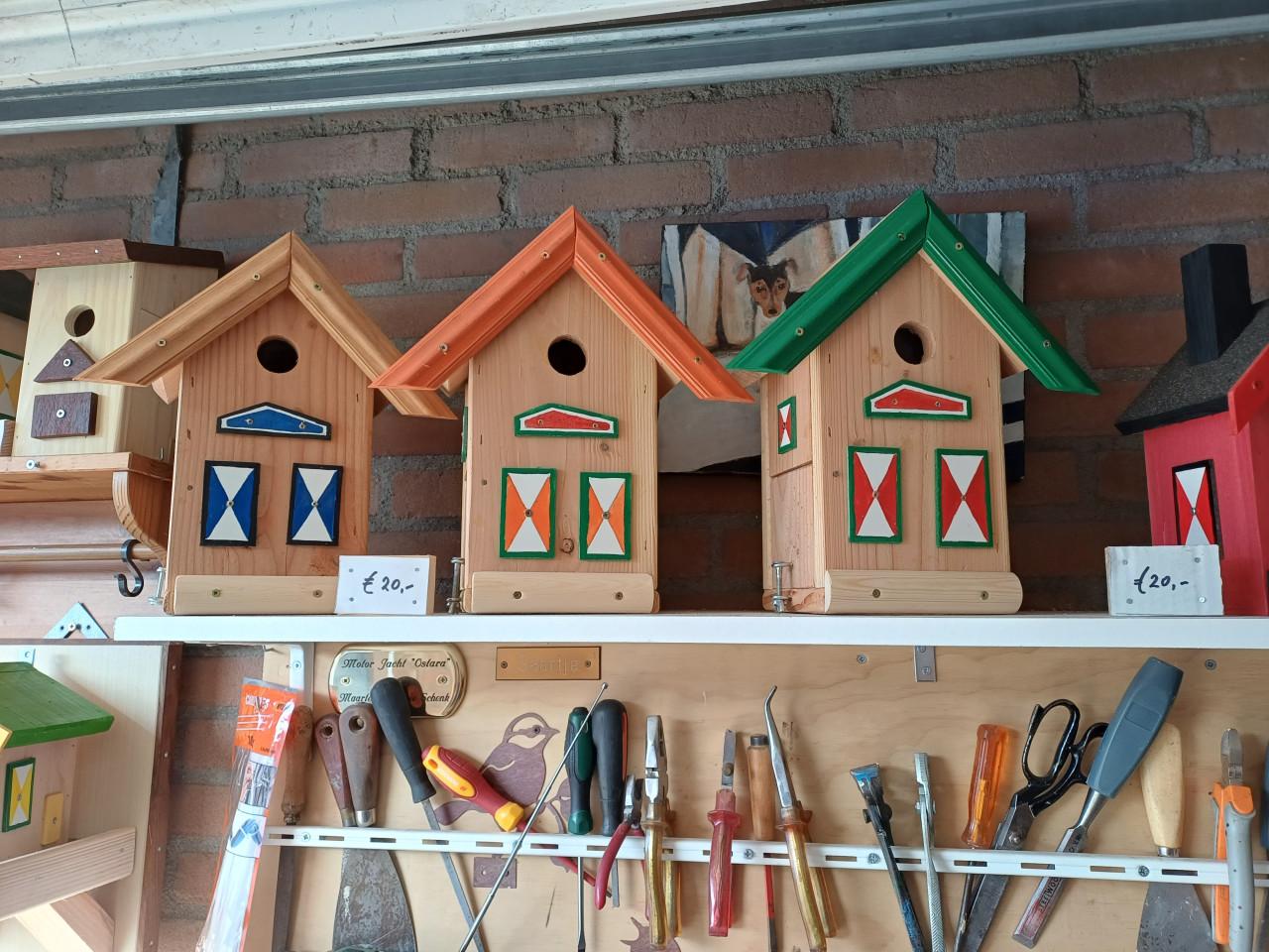 Vogel - Voederhuisjes , Nest - kastjes , Voedertafels   etc  zie foto's