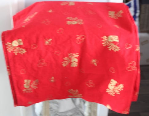 Rood tafelkleed met goudkleurig werkje