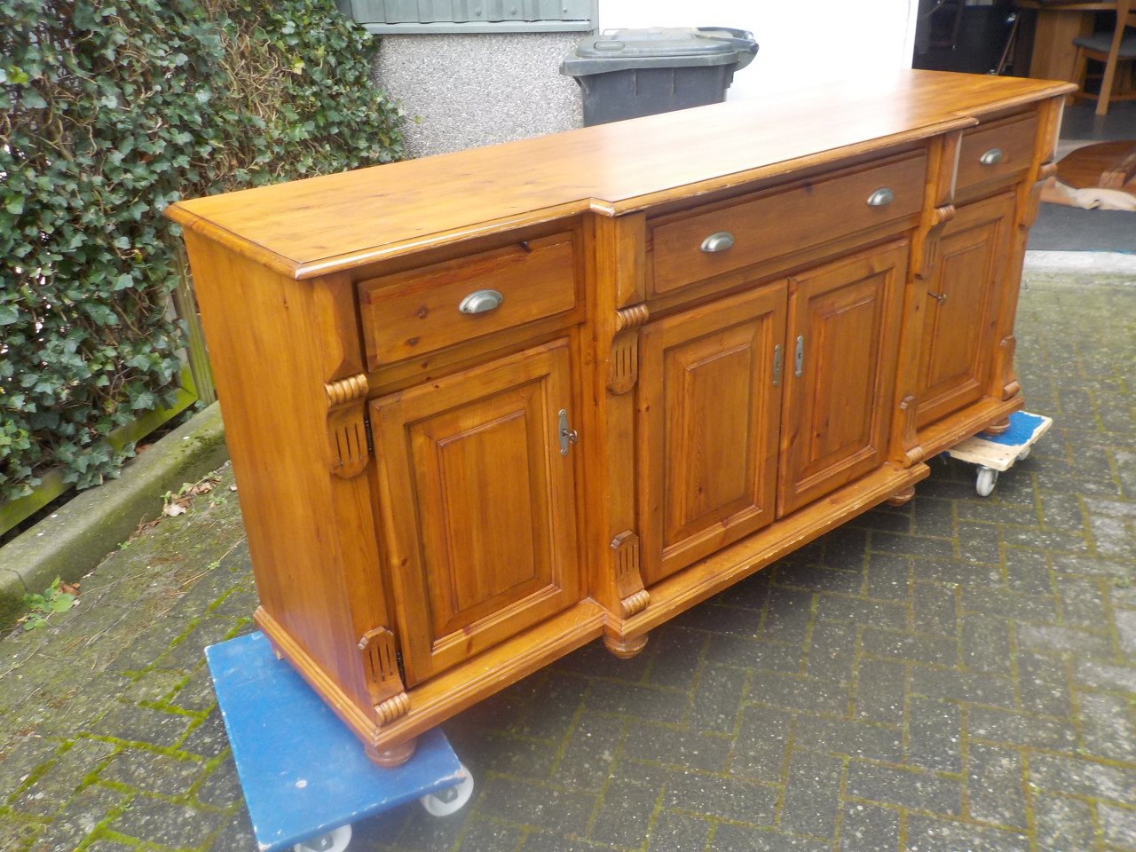Mooie kwaliteit geheel massief grenen dressoir in goede staat