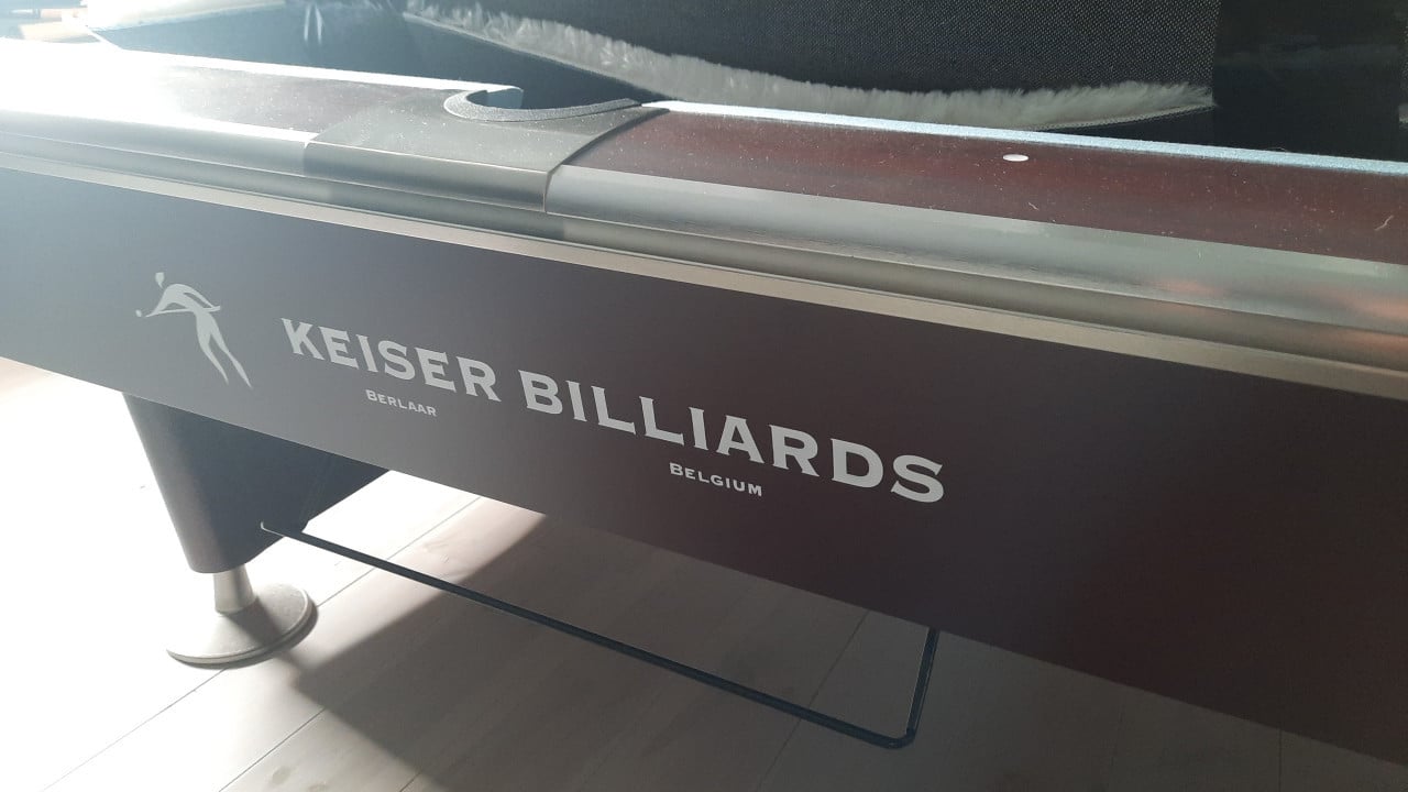 Professionele pooltafel met verlichting en alle benodigdheden