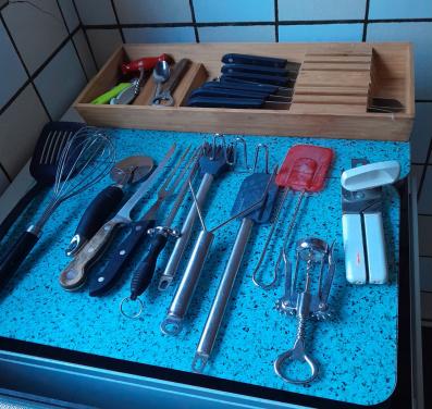 Bak met keuken  bestek + div keukengerei+bestekbakken v.a. €2,00