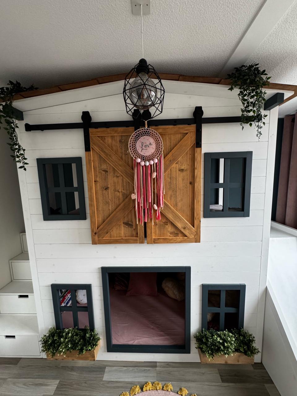 Uniek speelbed / huisjesbed met glijbaan, trap & lades