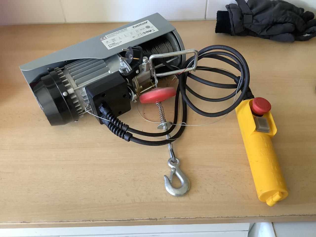 Te koop : een zo goed als nieuwe Pattfield PE-250 SHZ elektrische lier