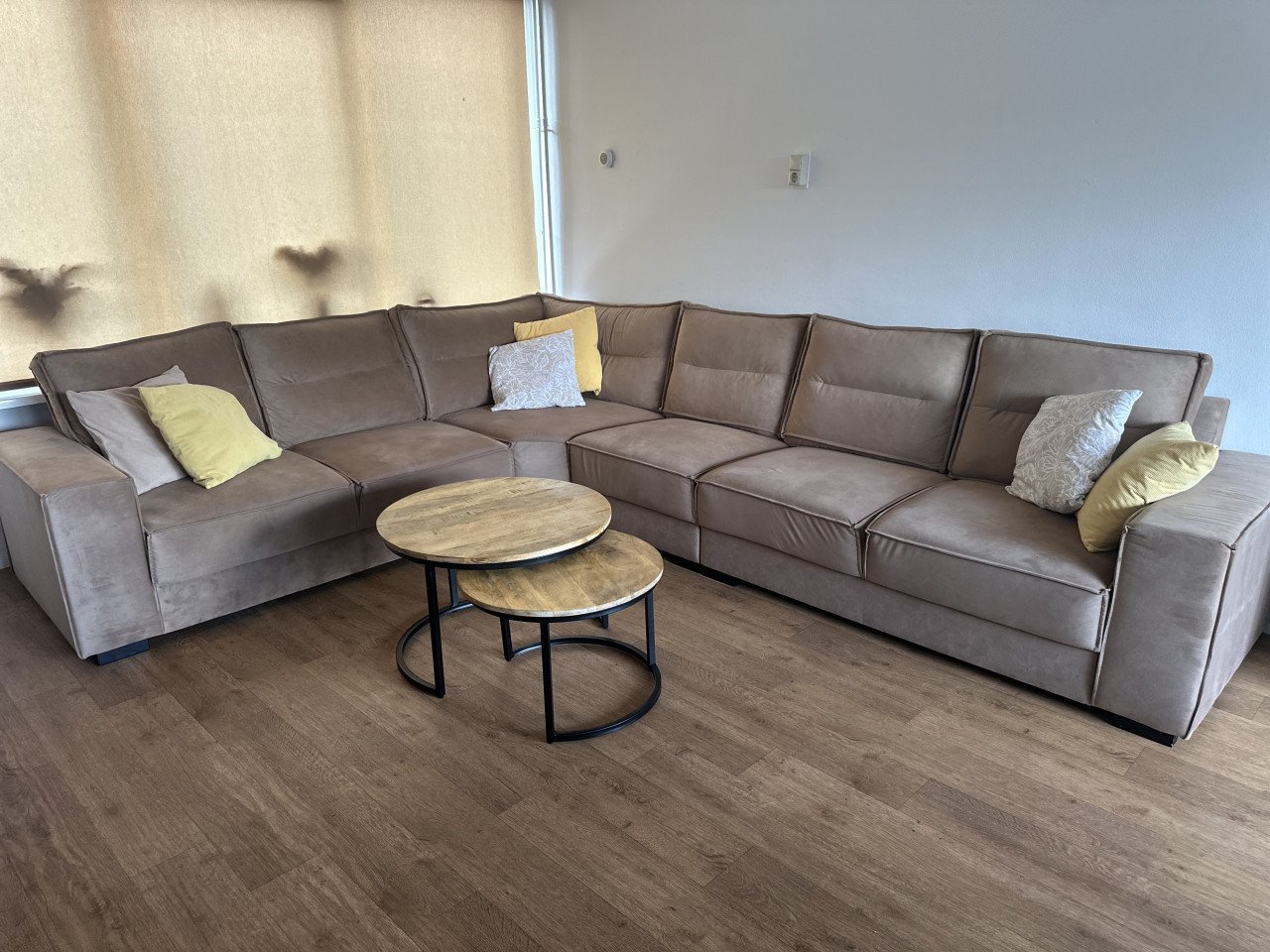 6 personen Hoekbank beige 1 jaar oud + salon tafels