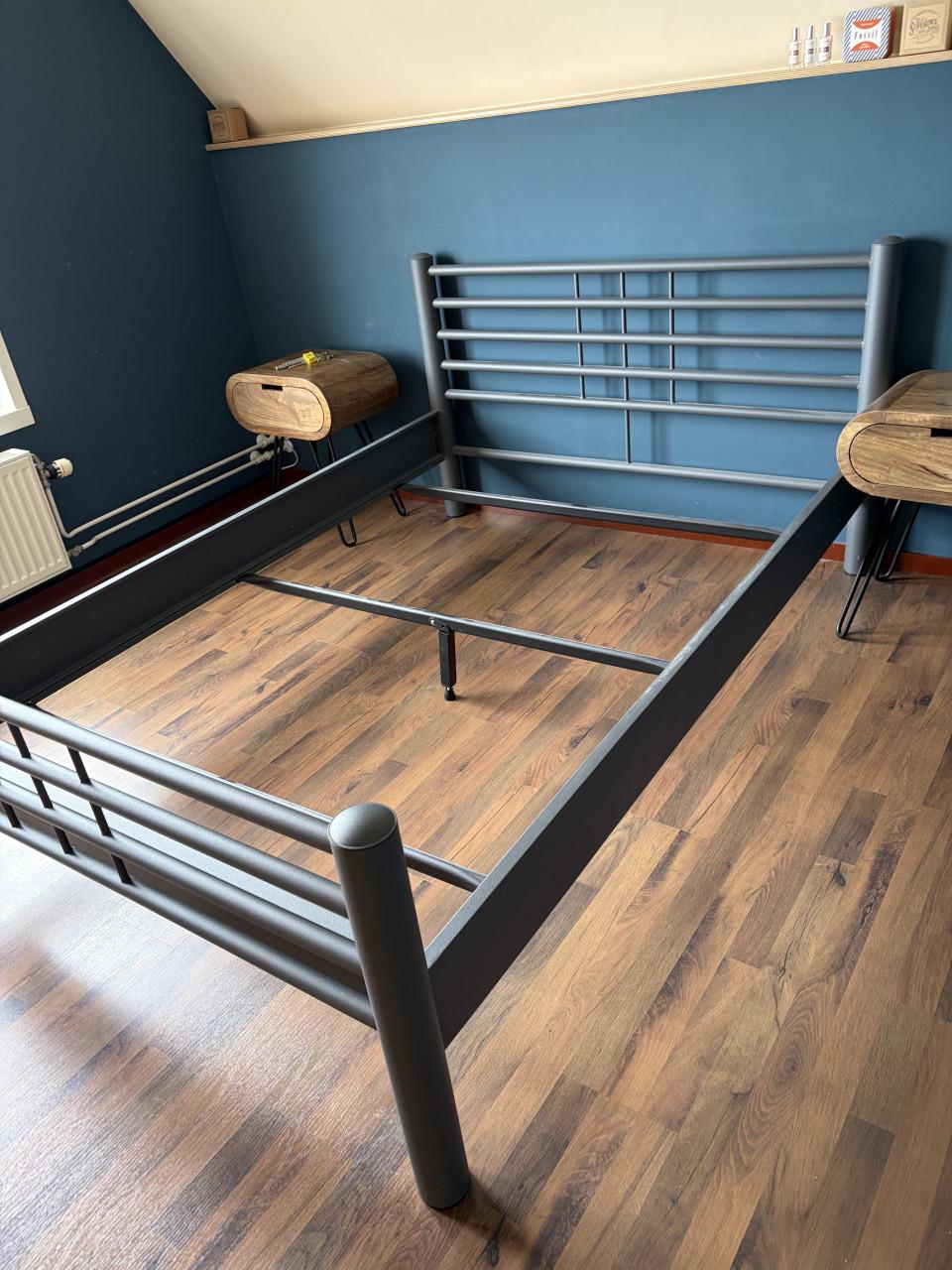Compleet industrieel bed met nachtkastjes en auping matras