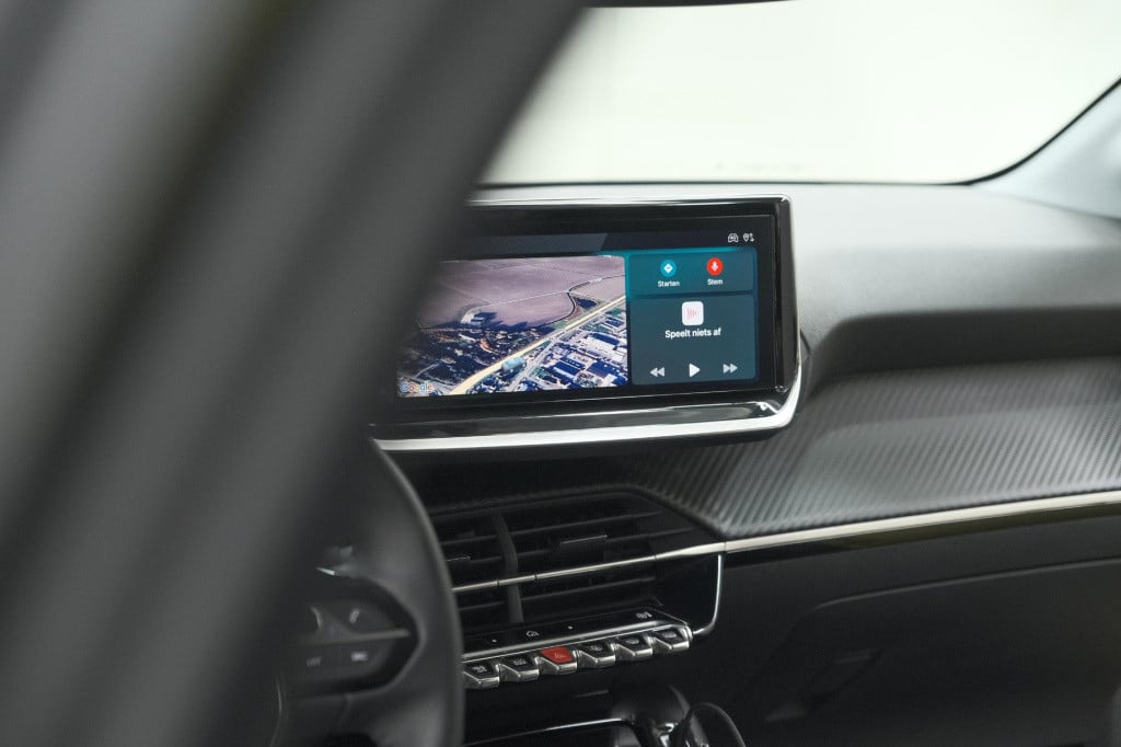 Peugeot 208 puretech 100 allure | parkeersensoren | apple carplay | climate