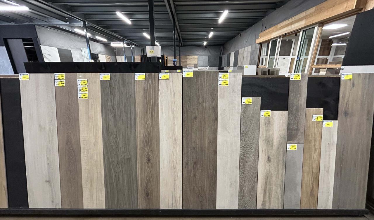 Vloertegels en wandtegels uit voorraad leverbaar