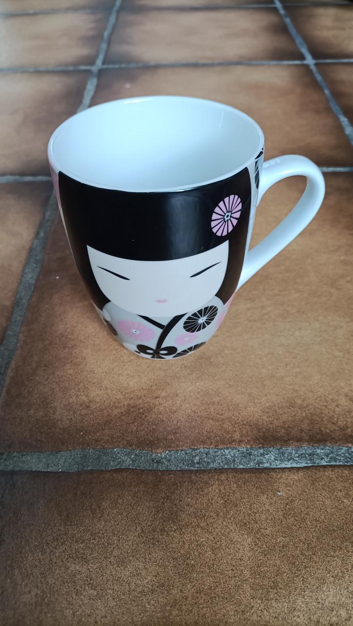 Mok van Yoshimi, Kimmidoll collection. 2 Verschillende kanten op de mok.