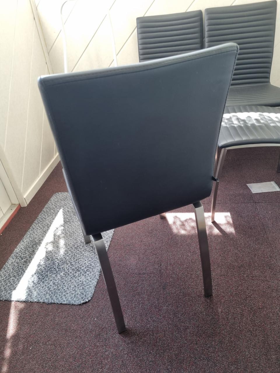 4 zwarte keukenstoelen metaal/skai in prima staat