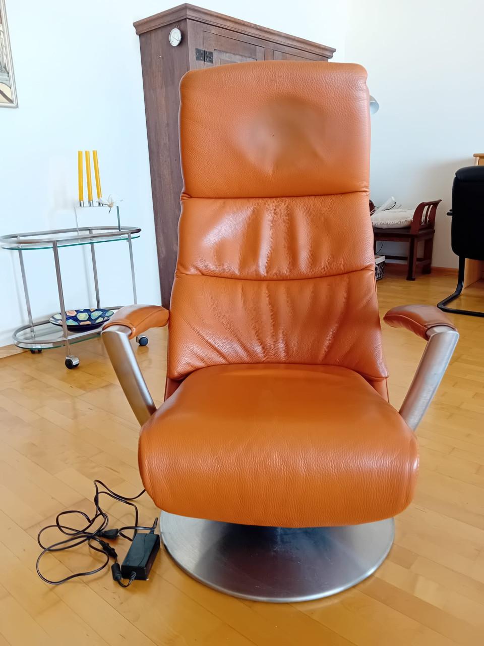 Te koop : 2 lederen  cognackleurige relaxstoelen.