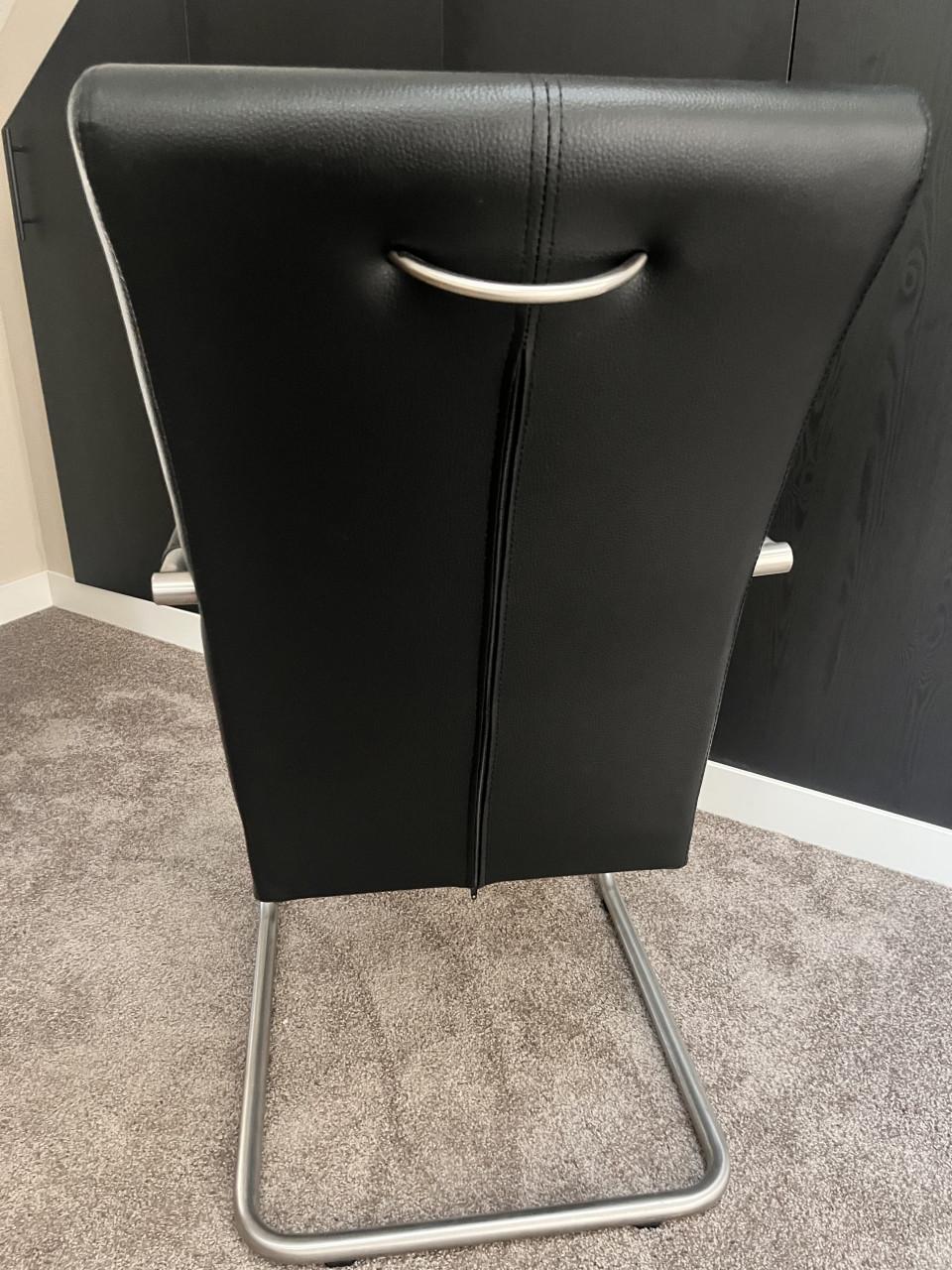 Zwart leren stoelen