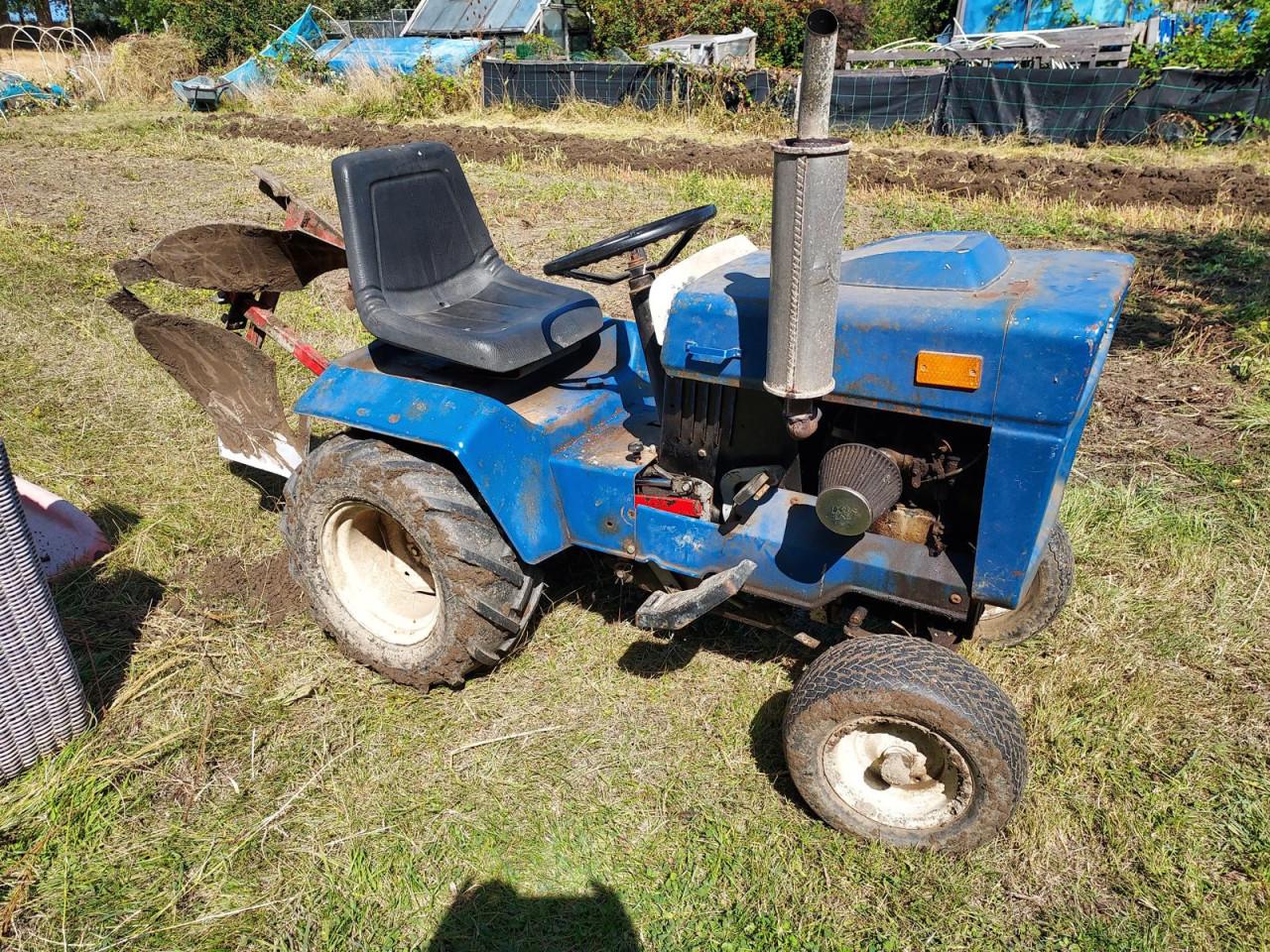Bolens tuin tractor met accessoires uit de jaren 70.