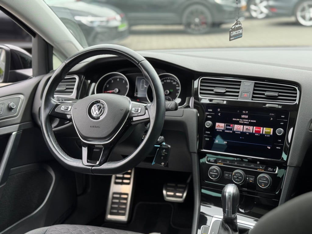 Volkswagen Golf 1.0 tsi highline * panoramadak * stoelverwarming * clima