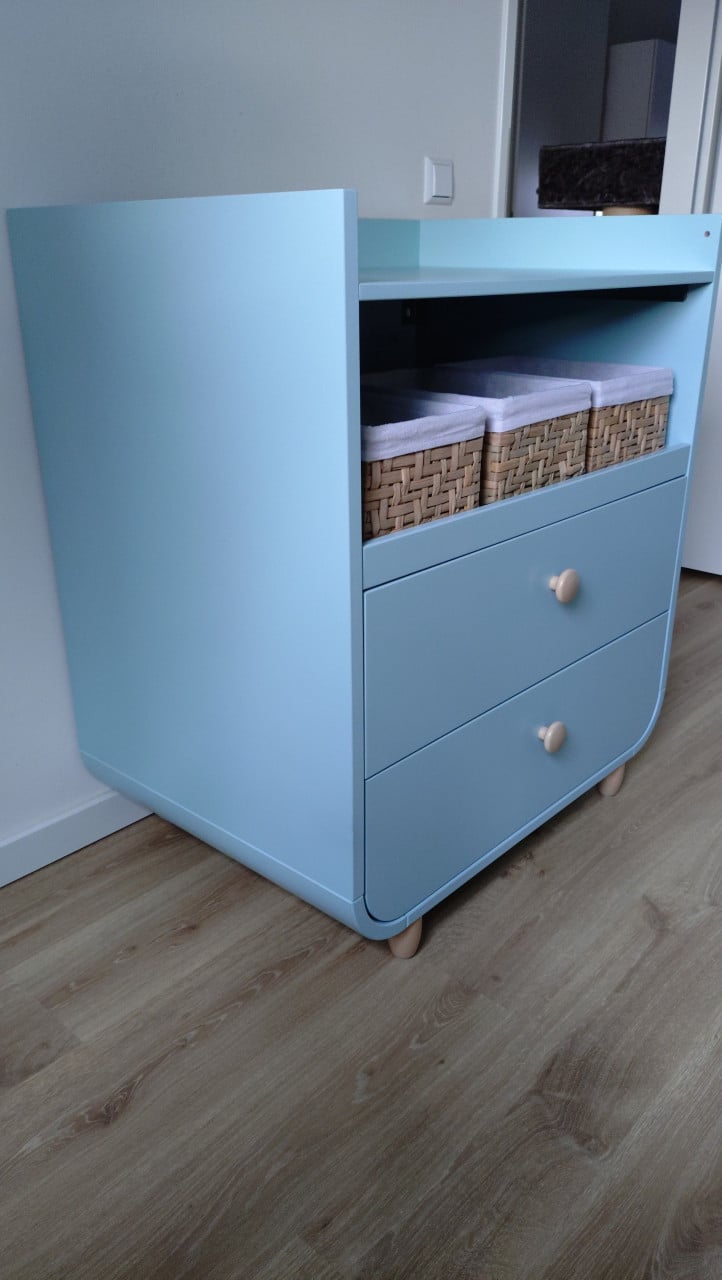Mooie lichtblauwe commode