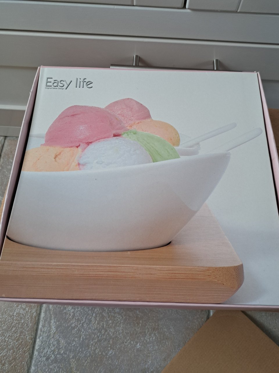Nieuw dessert/ ijs schaaltjes met lepels