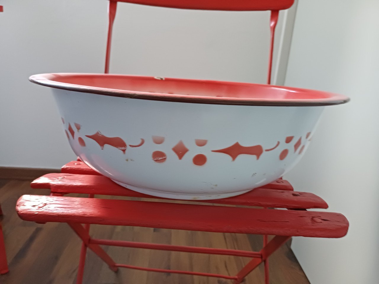 Brocante rood bistrostoeltje met wastafelmeubeltje met kom en los teiltje