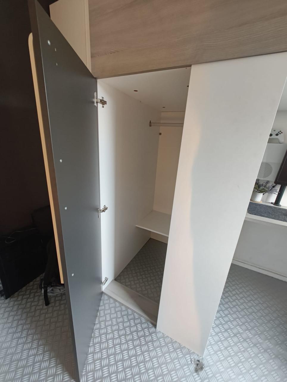 Hoogslaper met bureau en kledingkast