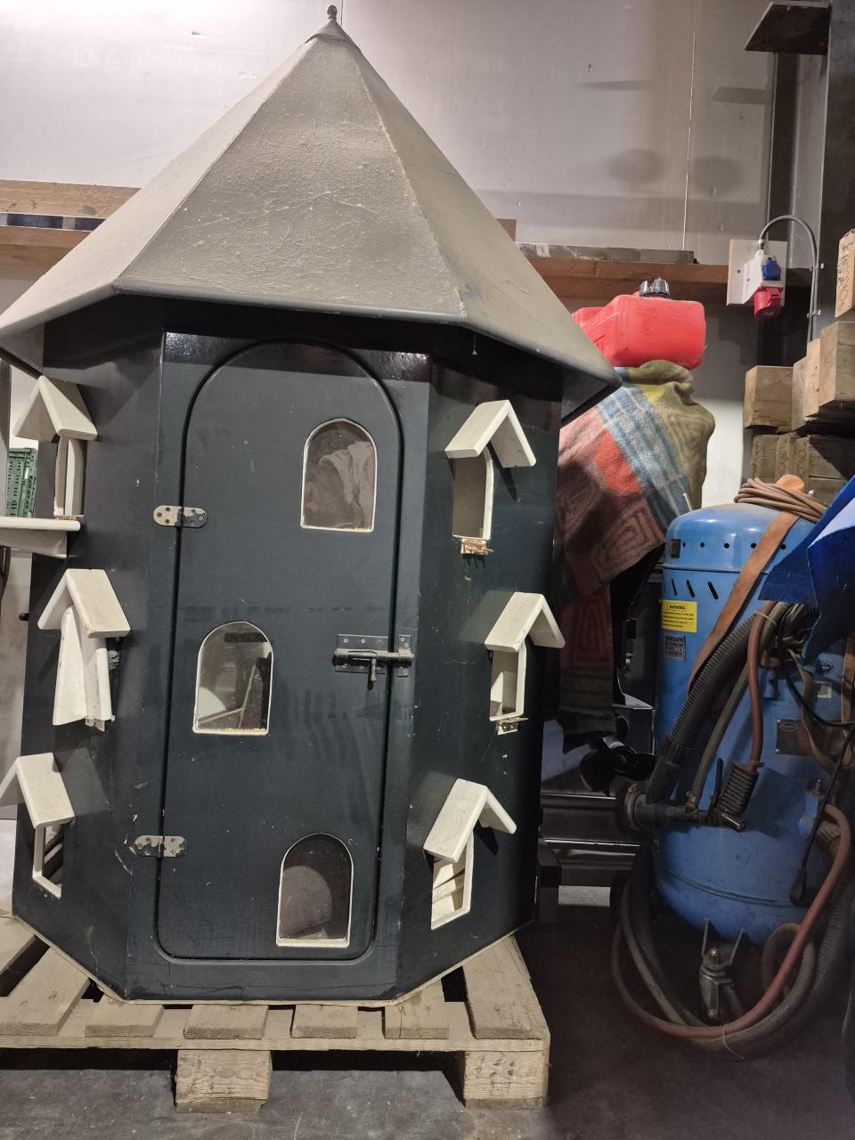 Duiventil met zinken dak