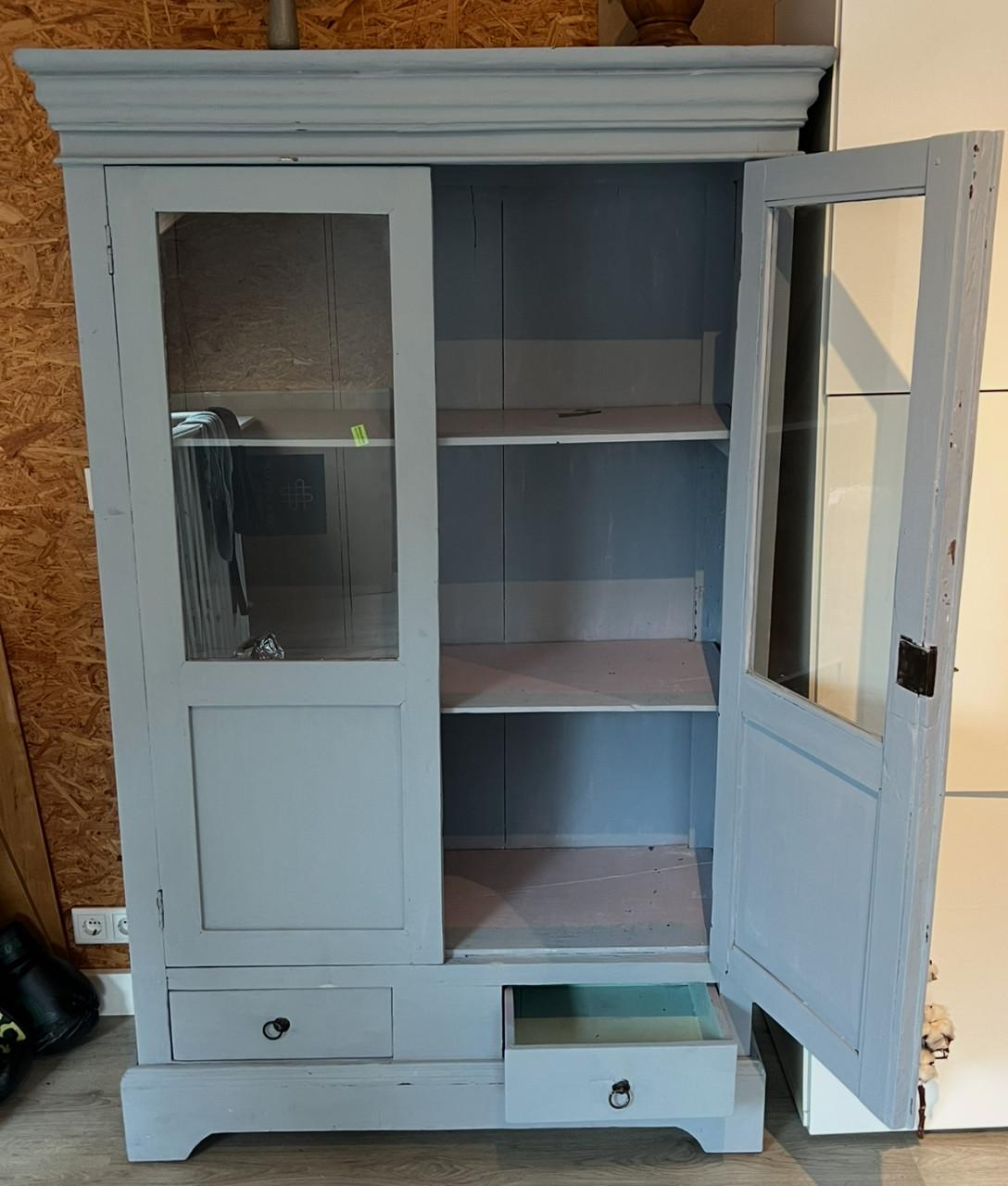 Opknappertje! Antieke servieskast met krijtverf