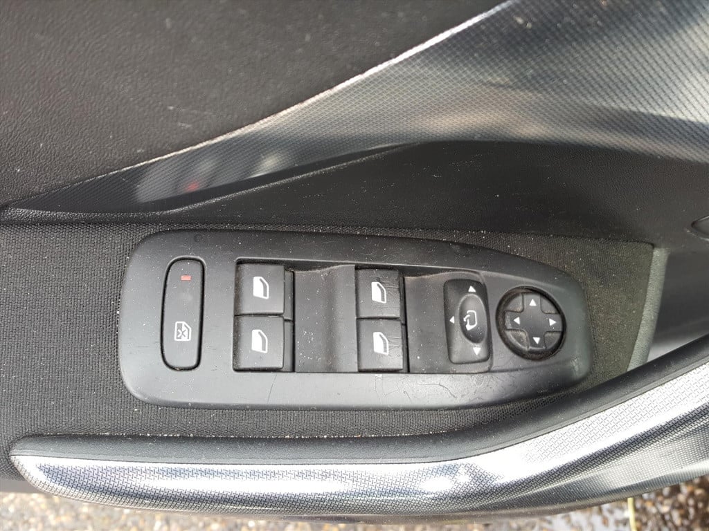 Peugeot 2008 1.6 vti 120pk allure navigatie | trekhaak | cruise & climate c