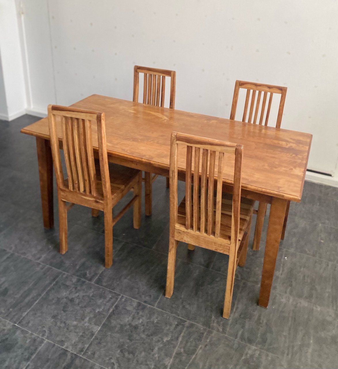 Fraaie houten tafel met mooie stoelen!!
