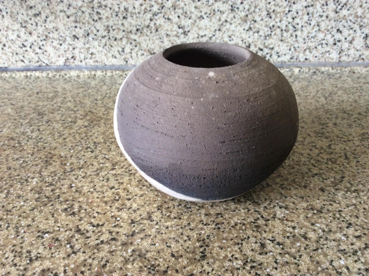 Verschillende kleine vaasjes van keramiek.     Raki gestookt.