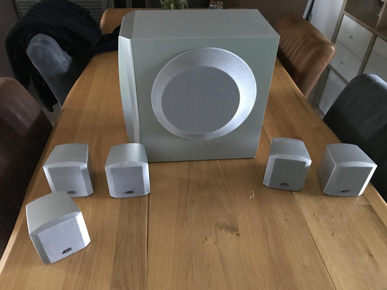 JVC subwoofer en vijf compacte satellietluidsprekers.